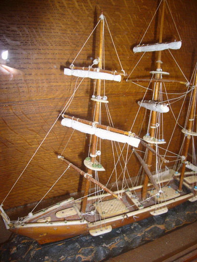 Maquette de Bateau en Bois et Vitrine de Verre