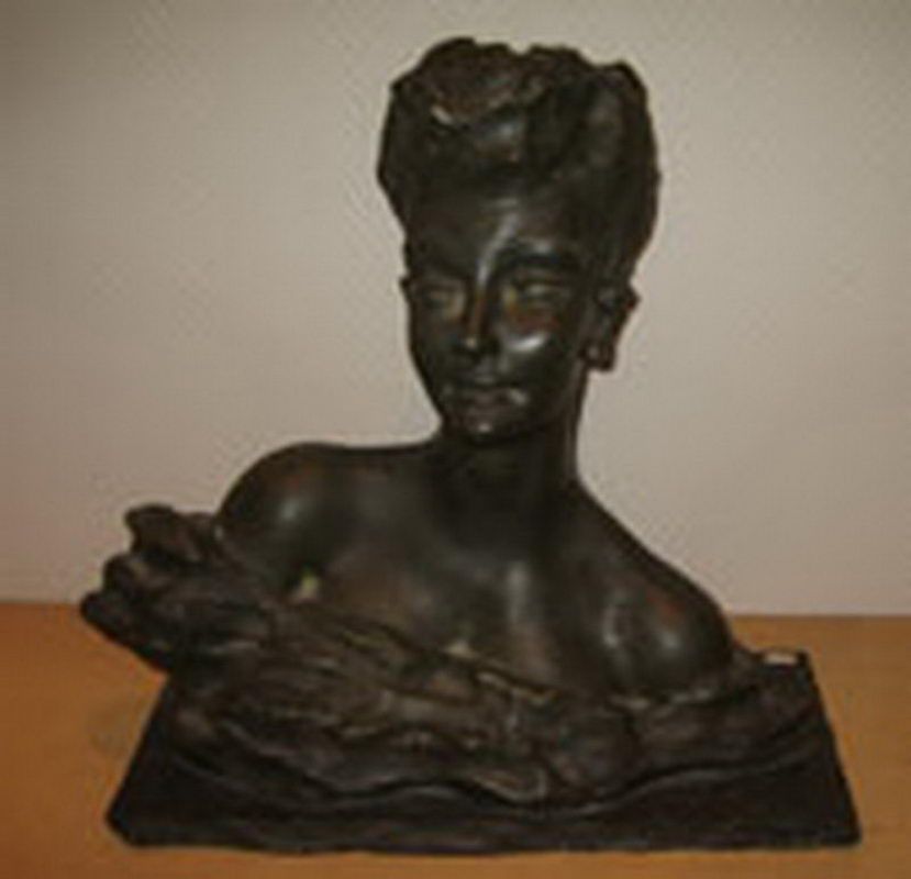 Sculpture Art Déco en Terre Cuite Patine Bronze sur Socle en Pierre figurant un Buste de Femme