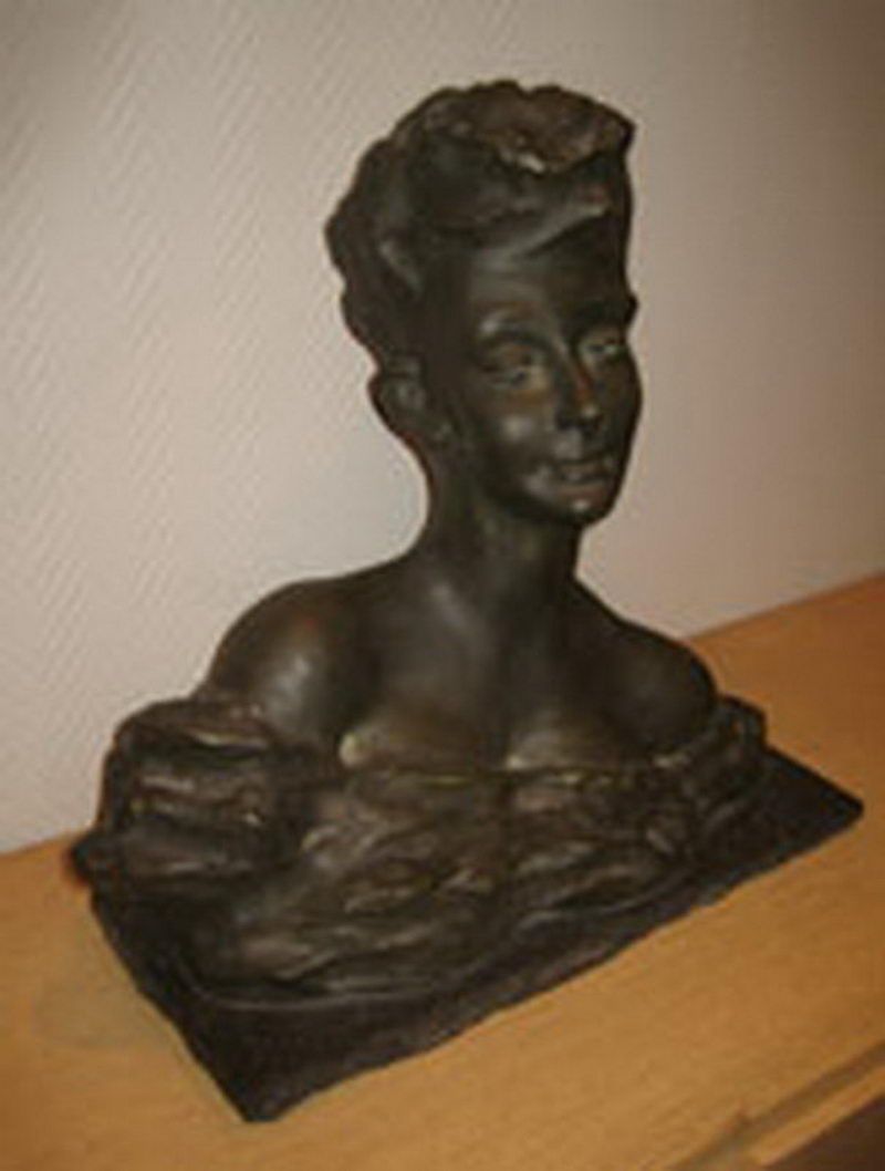 Sculpture Art Déco en Terre Cuite Patine Bronze sur Socle en Pierre figurant un Buste de Femme