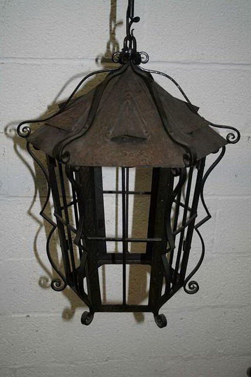 L (365) Ancienne lanterne en fer forgé