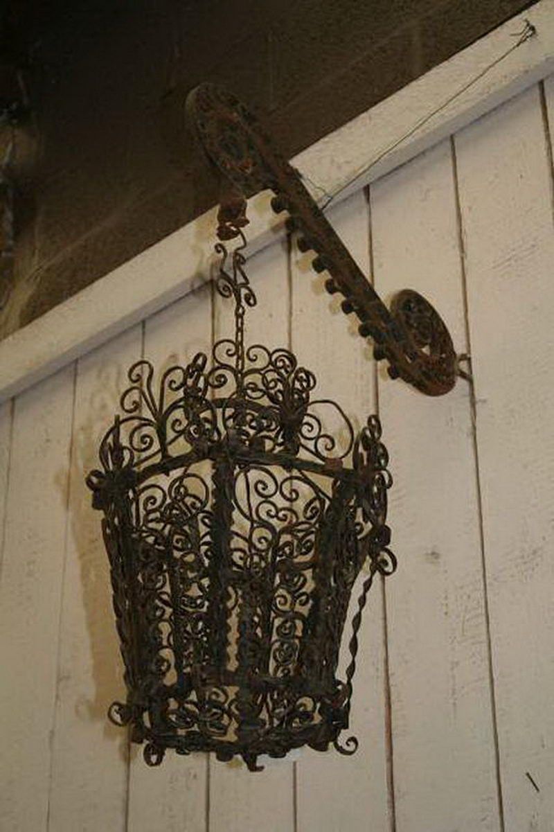 L (371) Ancienne lanterne en fer forgé