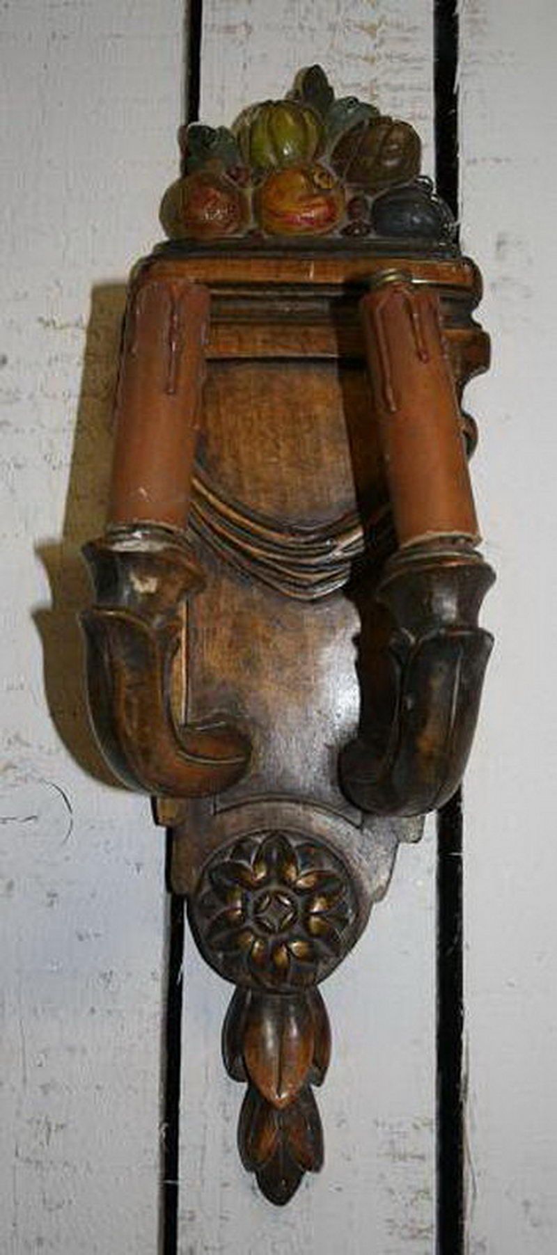 WS (802) Ancienne paire d'appliques en bois sculpté