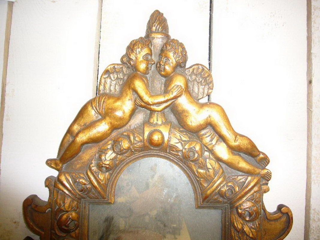 Miroir en bois doré aux chérubins