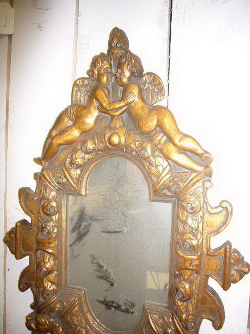 Miroir en bois doré aux chérubins