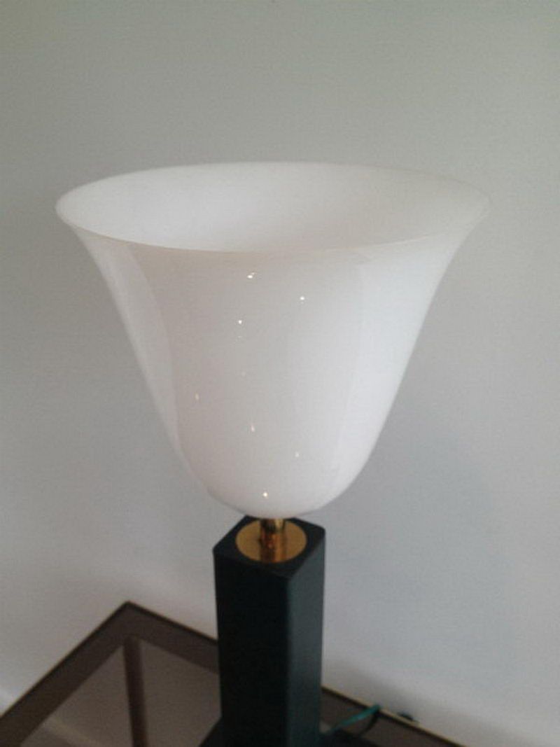 Lampe de bureau en cuir et réflecteur en plastique blanc imitant le verre opalin