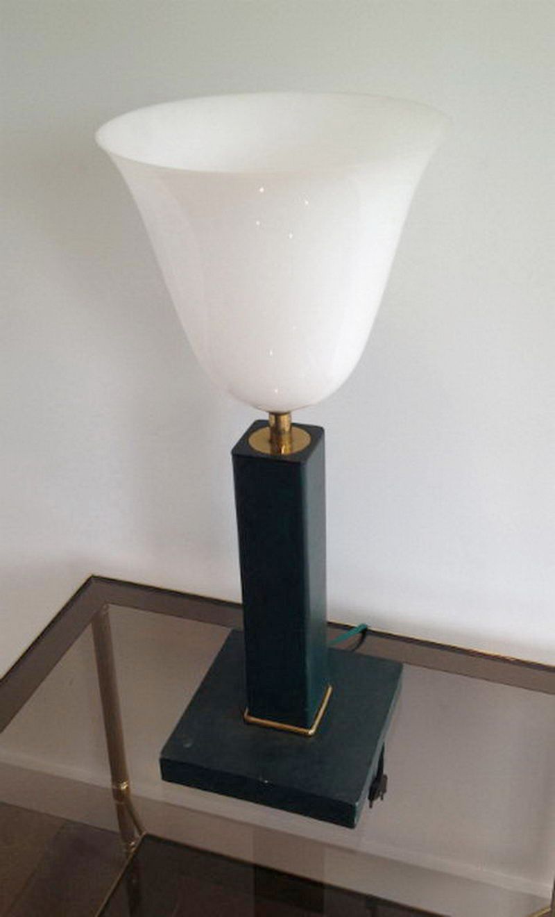 Lampe de bureau en cuir et réflecteur en plastique blanc imitant le verre opalin