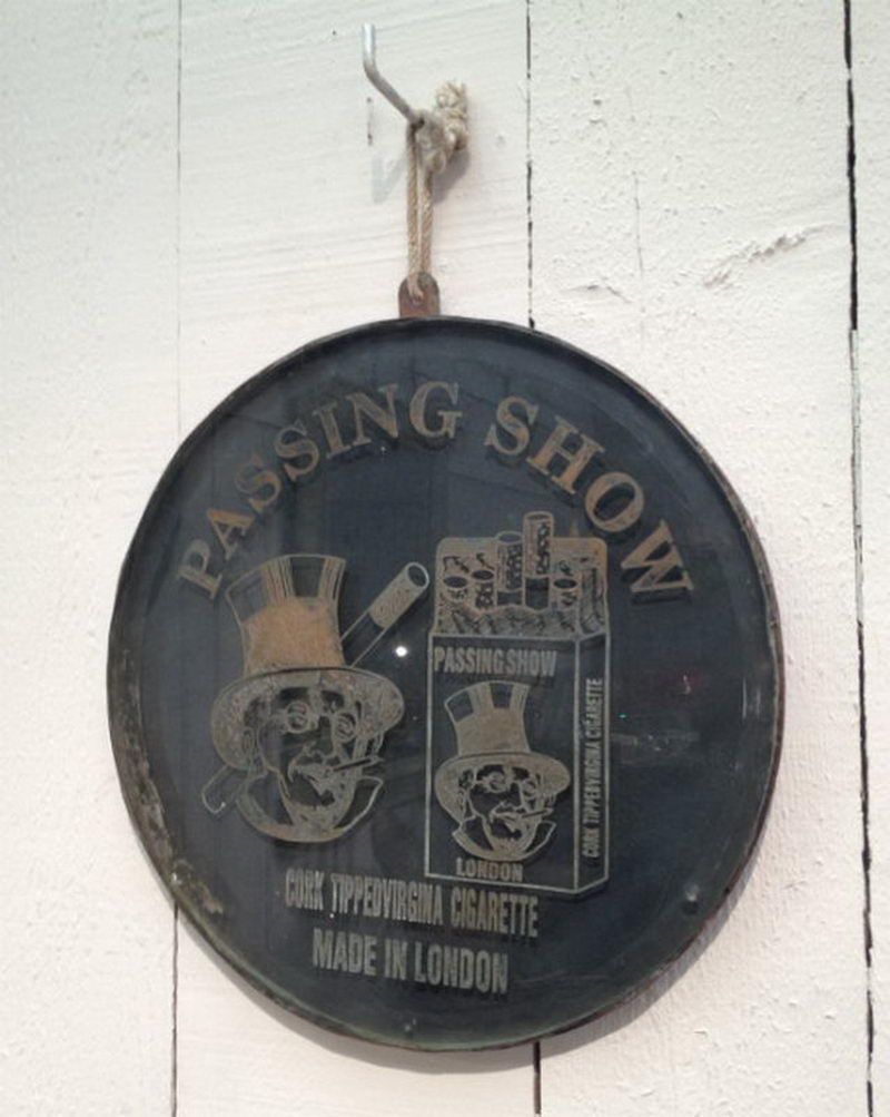 Rare enseigne en verre gravé sur métal d'un revendeur de cigarettes londonien. Vers 1900