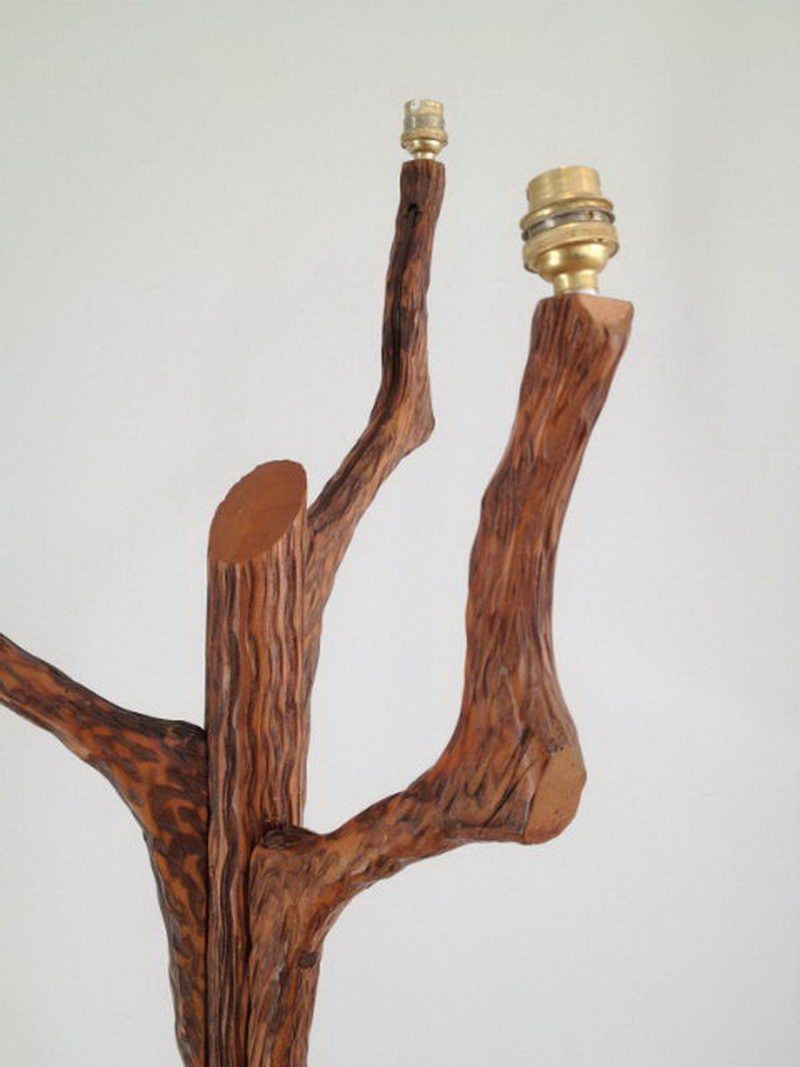 Curieux lampadaire en bois imitant le faux-bois