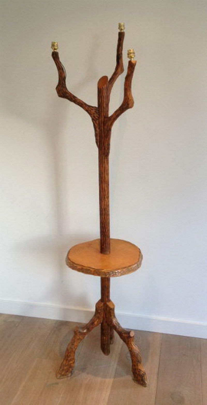 Curieux lampadaire en bois imitant le faux-bois