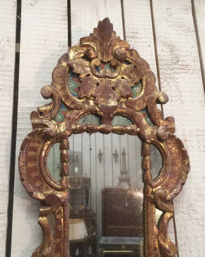 Beau Miroir Rocaille en Bois Doré. XVIIIème siècle