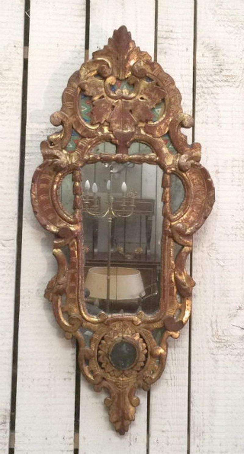 Beau Miroir Rocaille en Bois Doré. XVIIIème siècle
