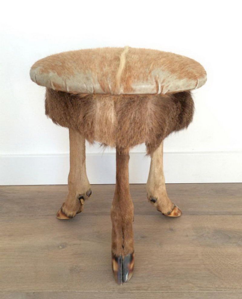 Tabouret en Peau et Pieds de Biche