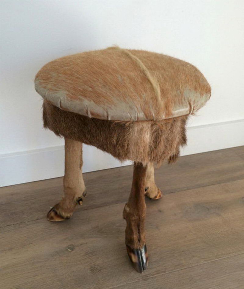 Tabouret en Peau et Pieds de Biche