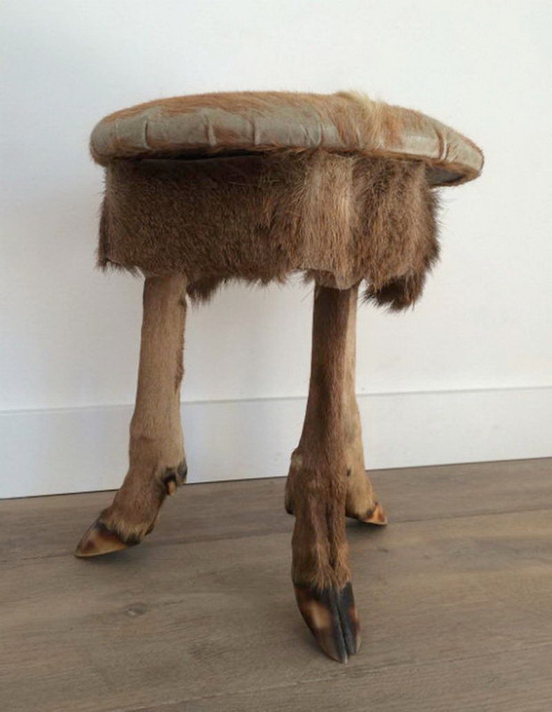 Tabouret en Peau et Pieds de Biche