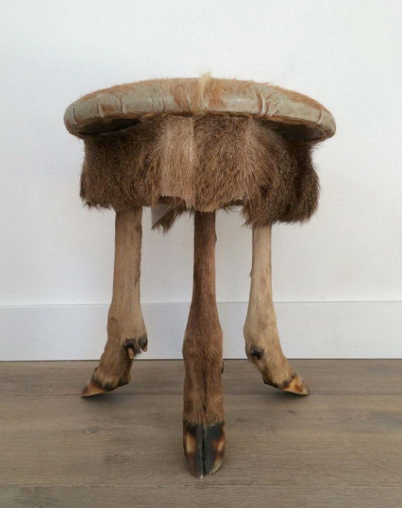 Tabouret en Peau et Pieds de Biche