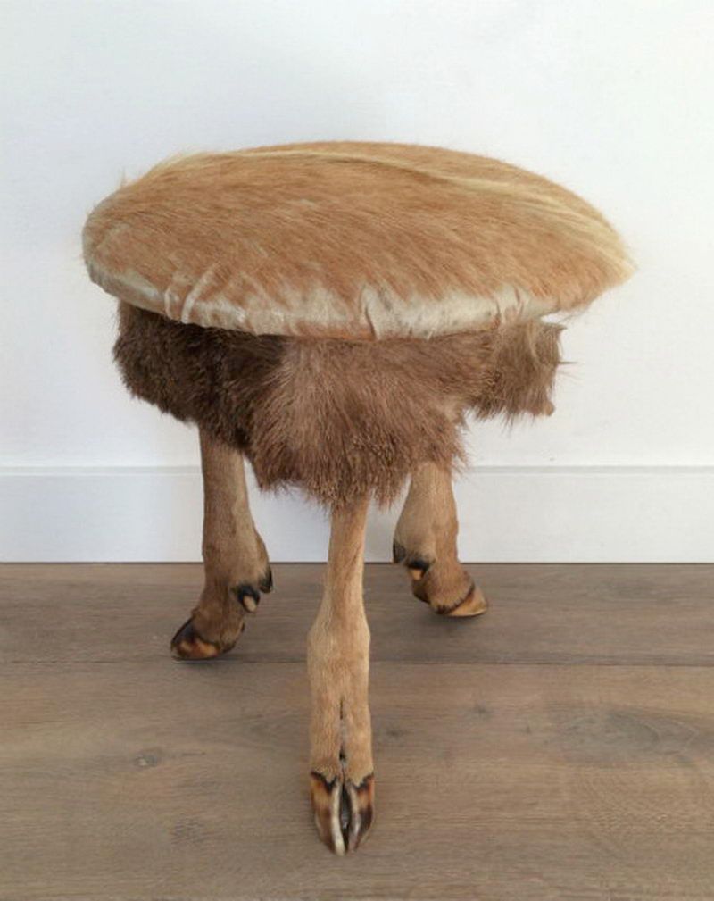 Tabouret en Peau et Pieds de Biche