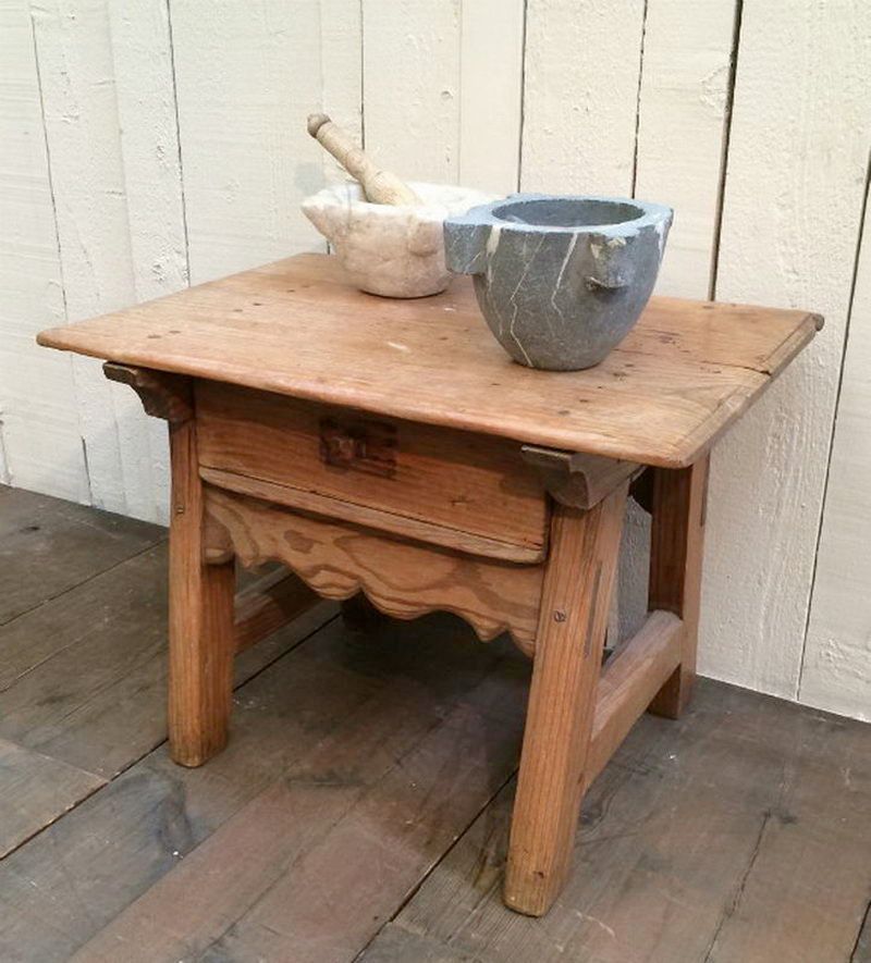 Petite Table Espagnole à Tiroir en Sapin