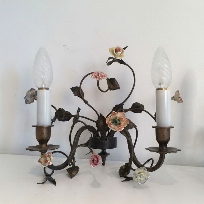 Paire d'Appliques en Bronze et Fleurs de Porcelaine