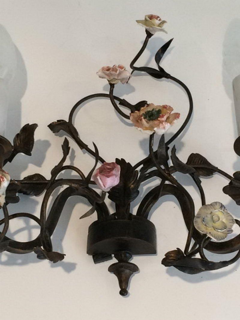 Paire d'Appliques en Bronze et Fleurs de Porcelaine