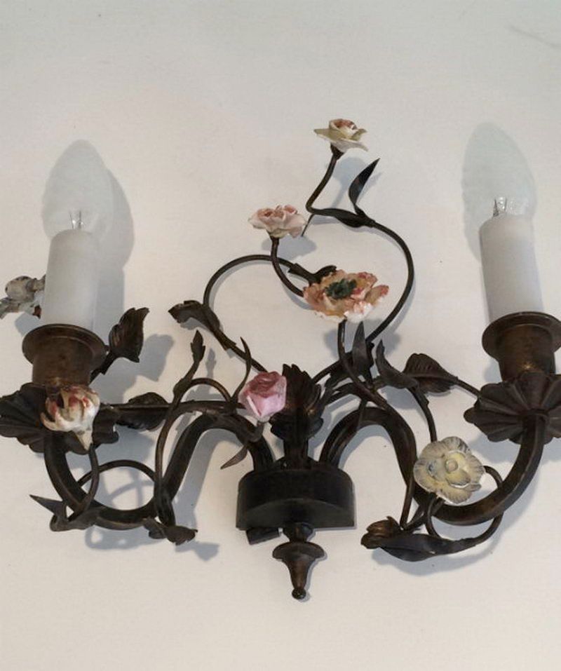 Paire d'Appliques en Bronze et Fleurs de Porcelaine