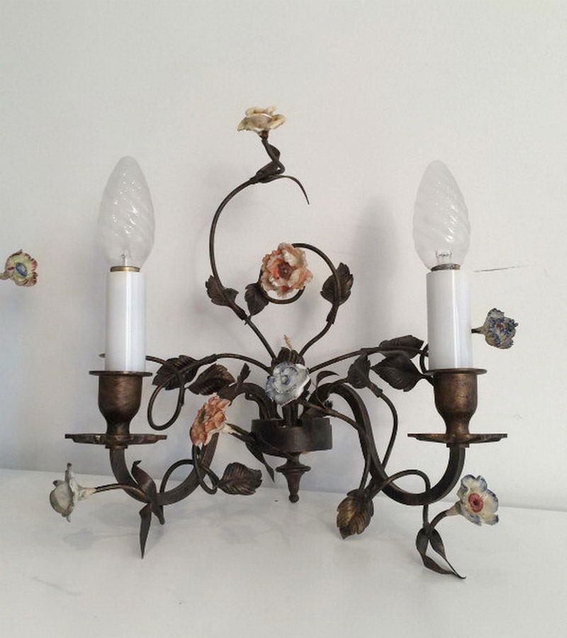 Paire d'Appliques en Bronze et Fleurs de Porcelaine