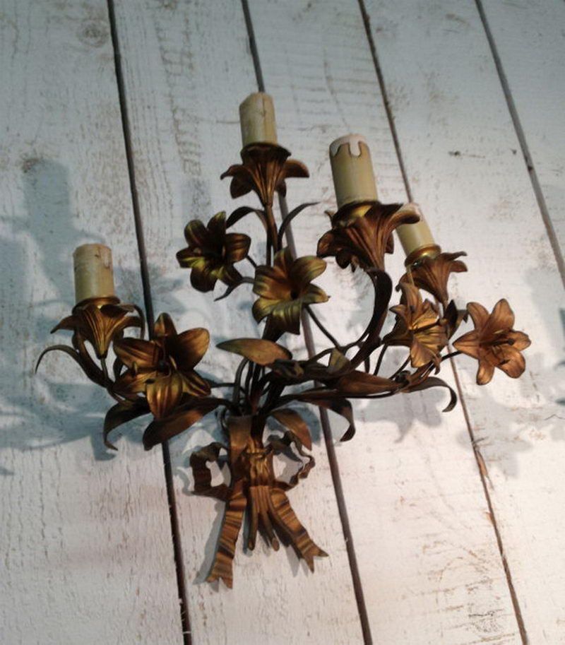 Belle paire d’appliques en bronze et métal doré à décor de fleurs et de rubans. 3 bras de lumières. Vers 1900