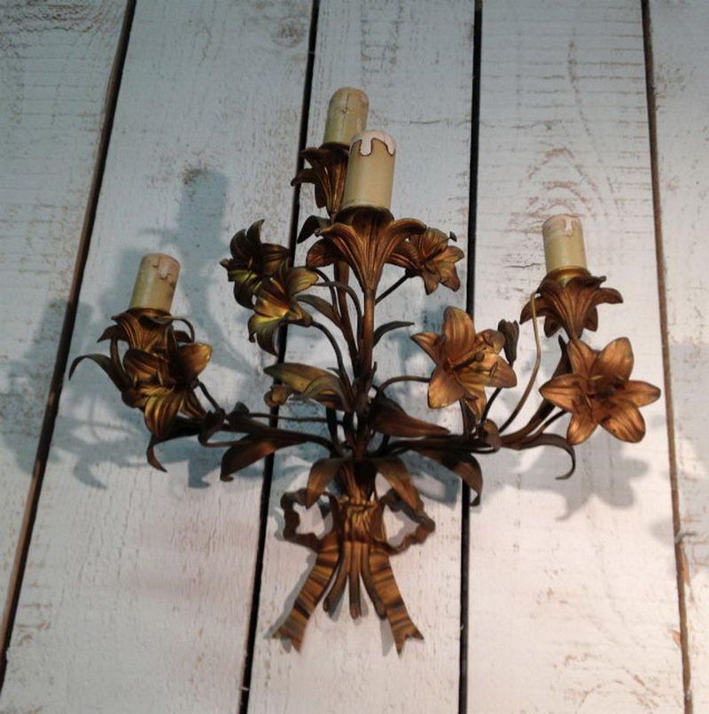 Belle paire d’appliques en bronze et métal doré à décor de fleurs et de rubans. 3 bras de lumières. Vers 1900
