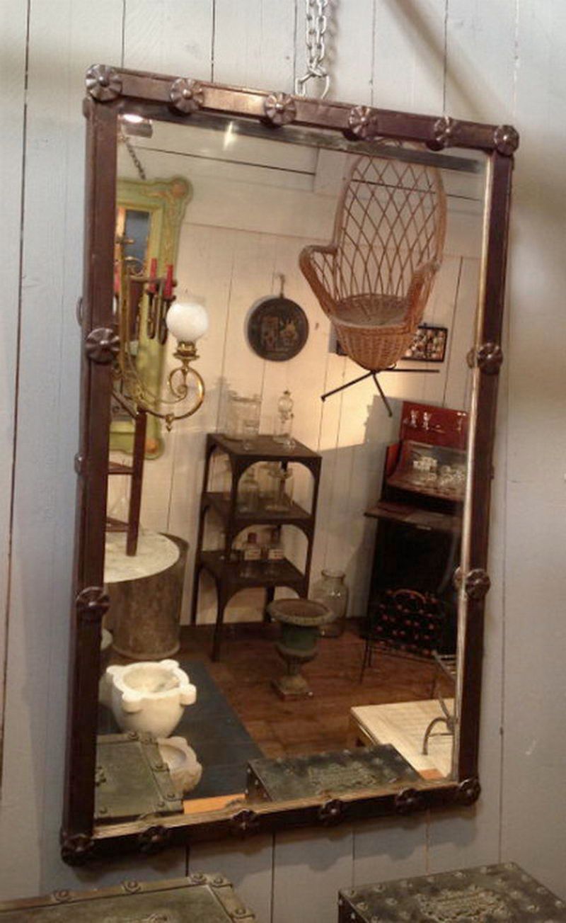 Beau miroir en fer riveté. XIXème siècle