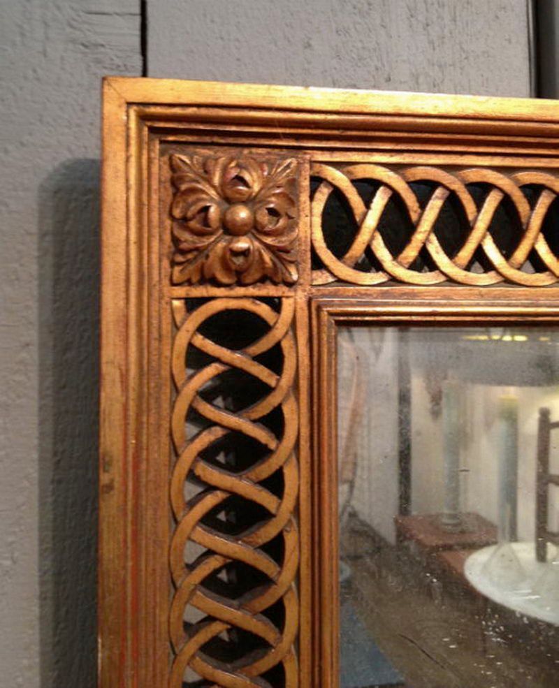 Miroir en bois sculpté doré. Vers 1920
