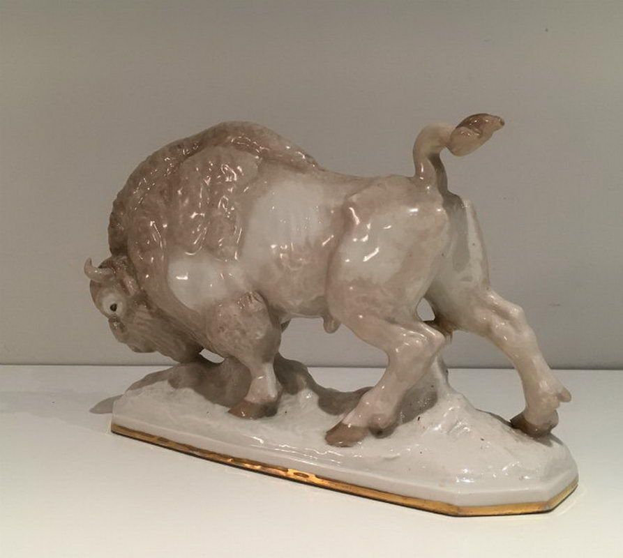 Bison Stylisé en Porcelaine