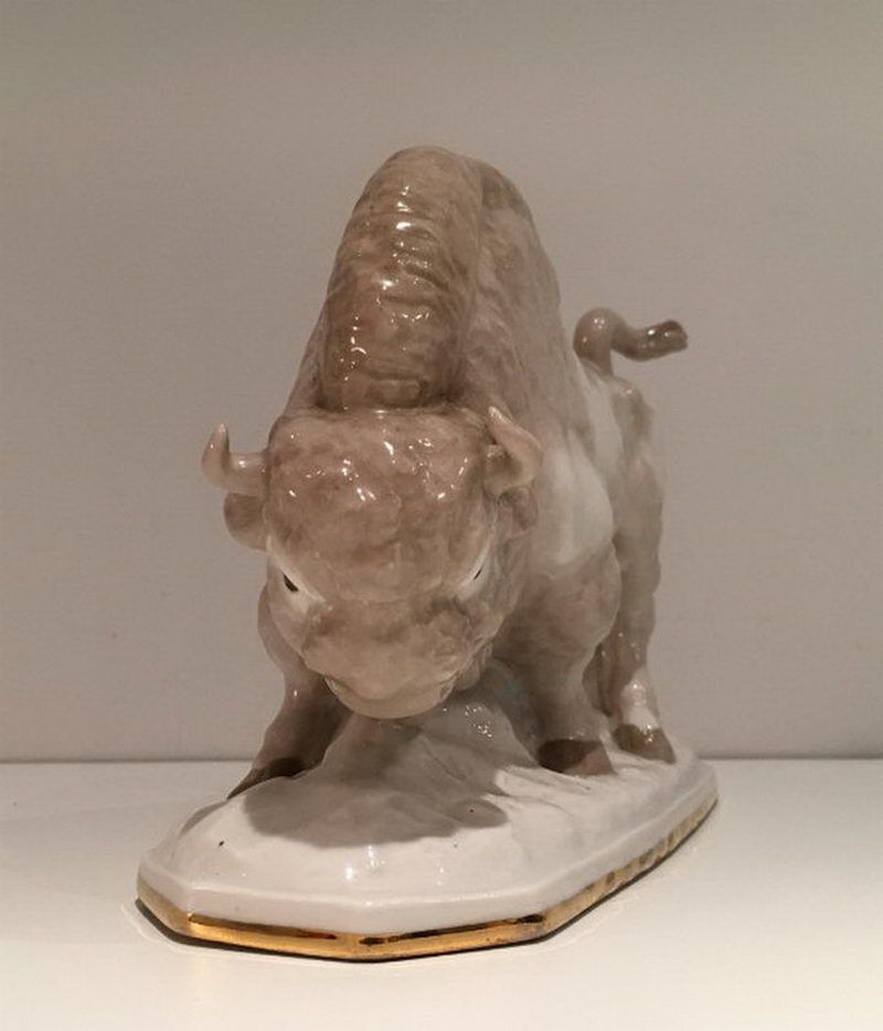 Bison Stylisé en Porcelaine