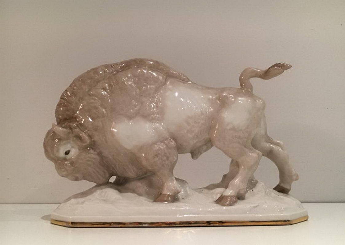 Bison Stylisé en Porcelaine