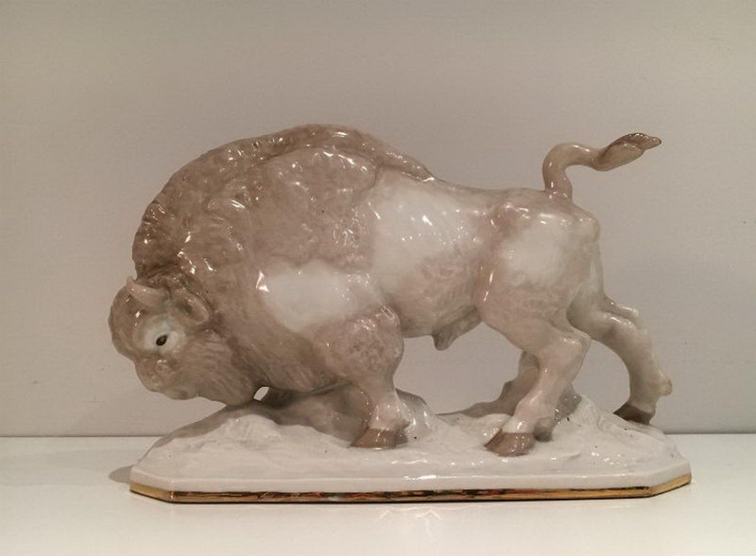 Bison Stylisé en Porcelaine