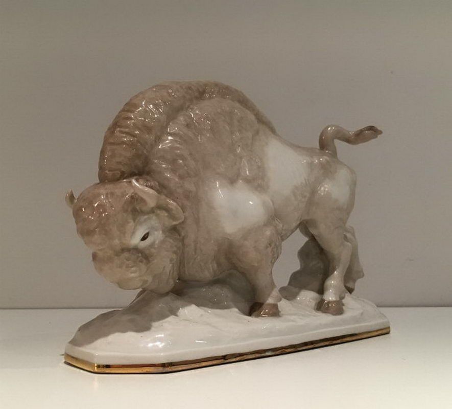 Bison Stylisé en Porcelaine