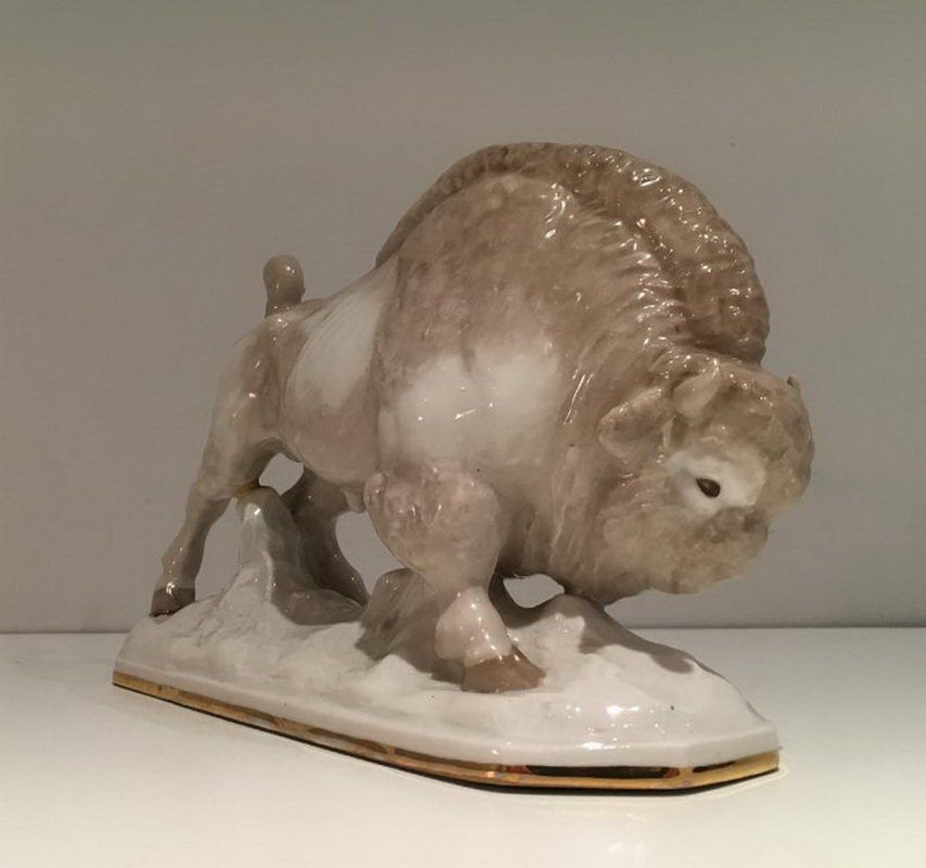 Bison Stylisé en Porcelaine