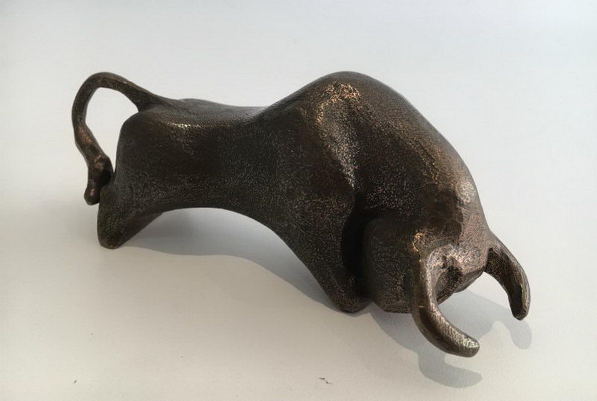 Sculpture d'un Taureau en Bronze Stylisé