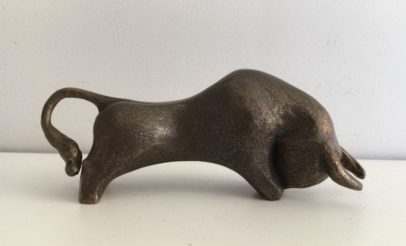 Sculpture d'un Taureau en Bronze Stylisé