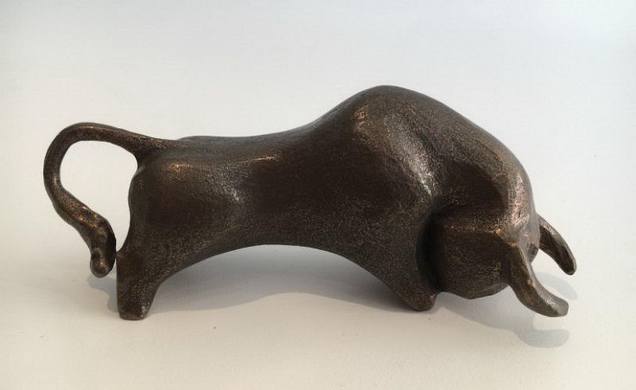 Sculpture d'un Taureau en Bronze Stylisé