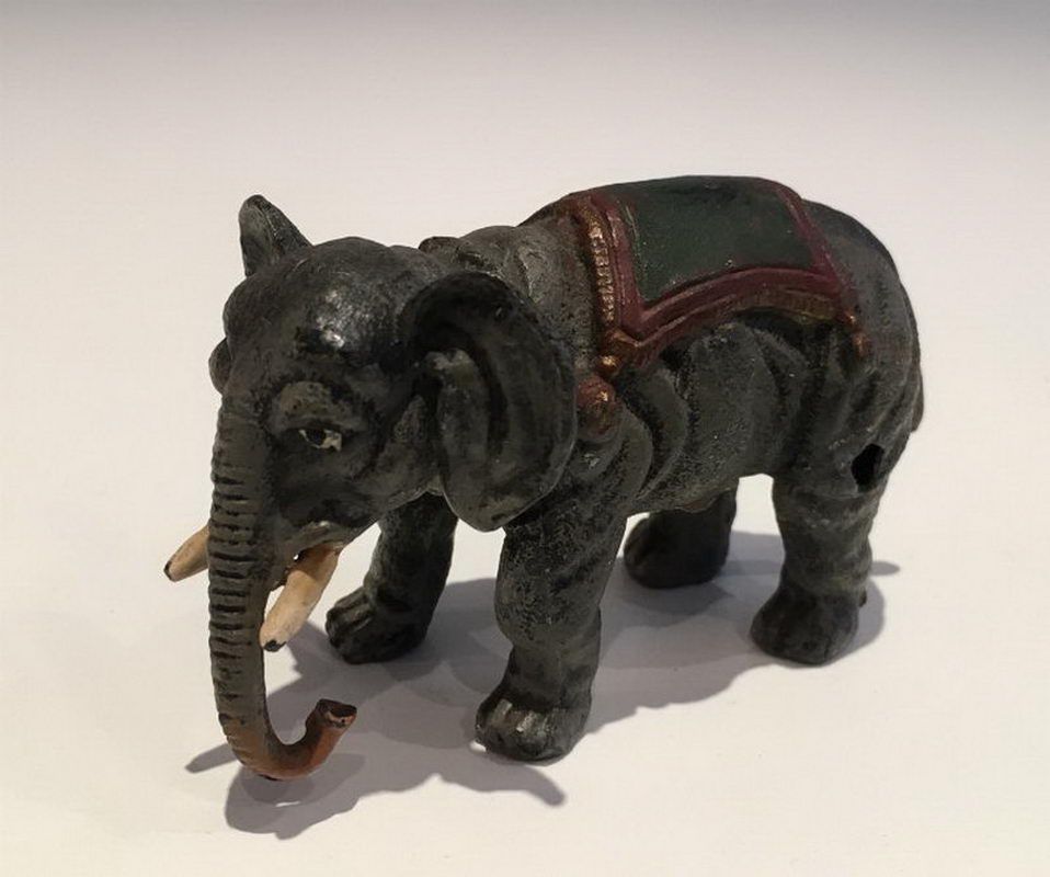 Sculpture d'Eléphant en Régule Polychrome