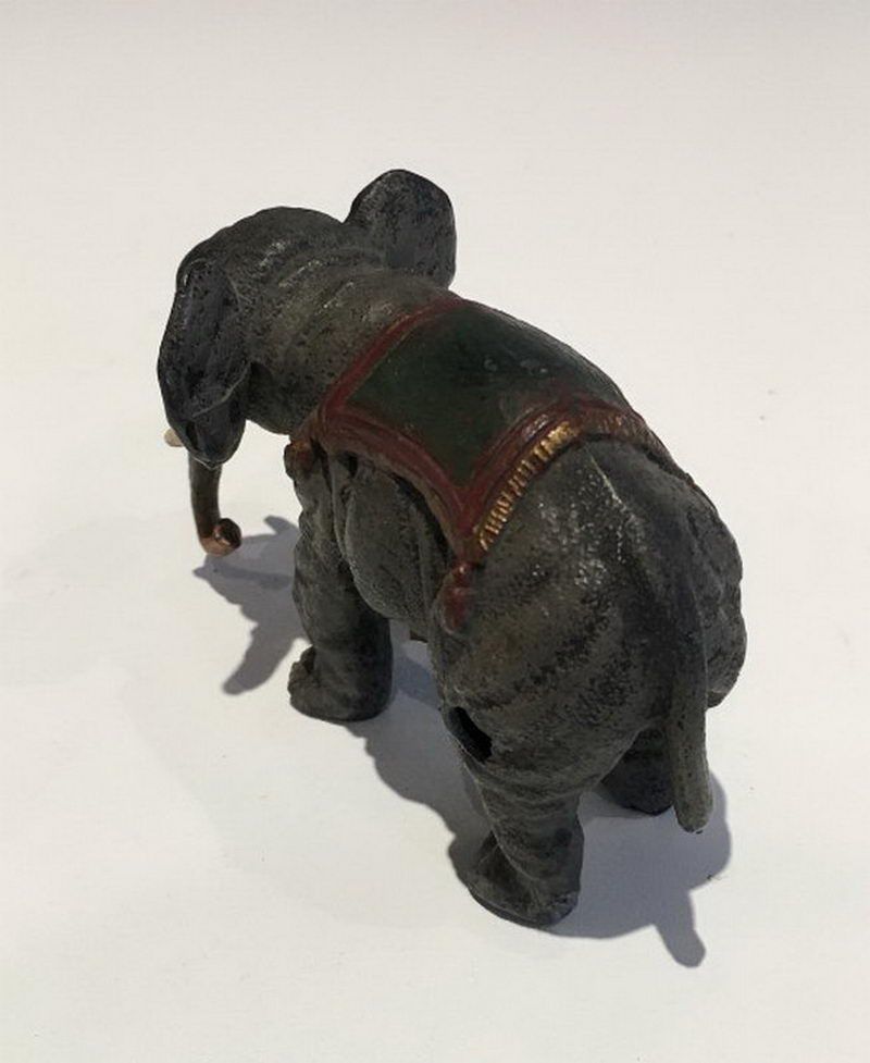 Sculpture d'Eléphant en Régule Polychrome