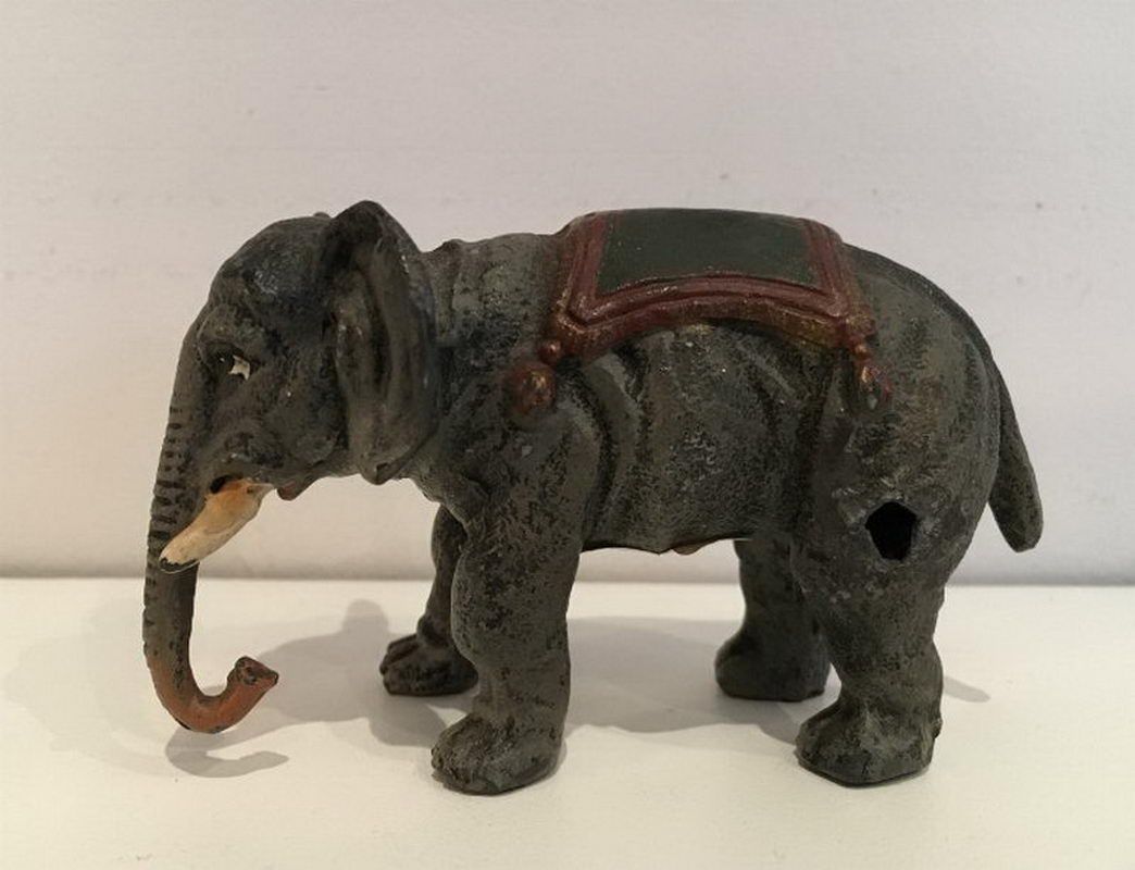 Sculpture d'Eléphant en Régule Polychrome