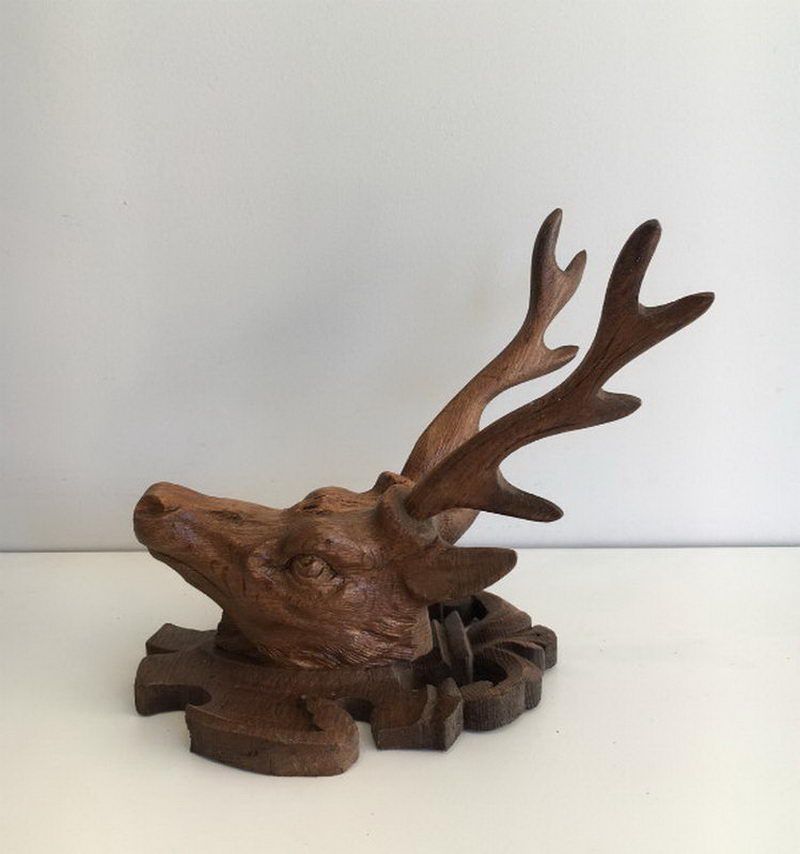 Tête de Cerf en Bois Sculpté. Forêt Noire