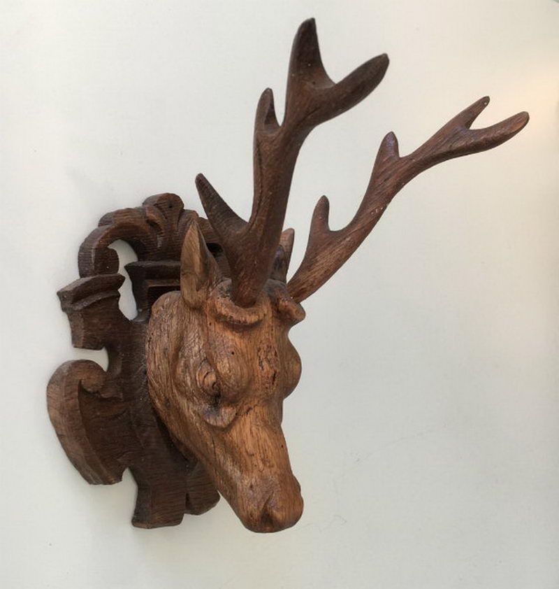 Tête de Cerf en Bois Sculpté. Forêt Noire