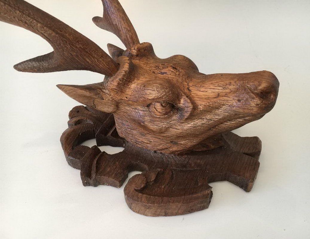 Tête de Cerf en Bois Sculpté. Forêt Noire