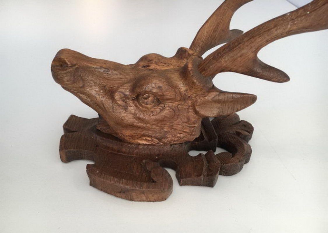 Tête de Cerf en Bois Sculpté. Forêt Noire