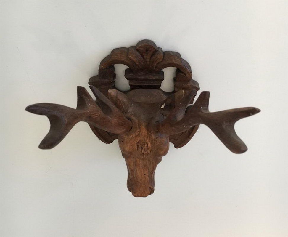 Tête de Cerf en Bois Sculpté. Forêt Noire