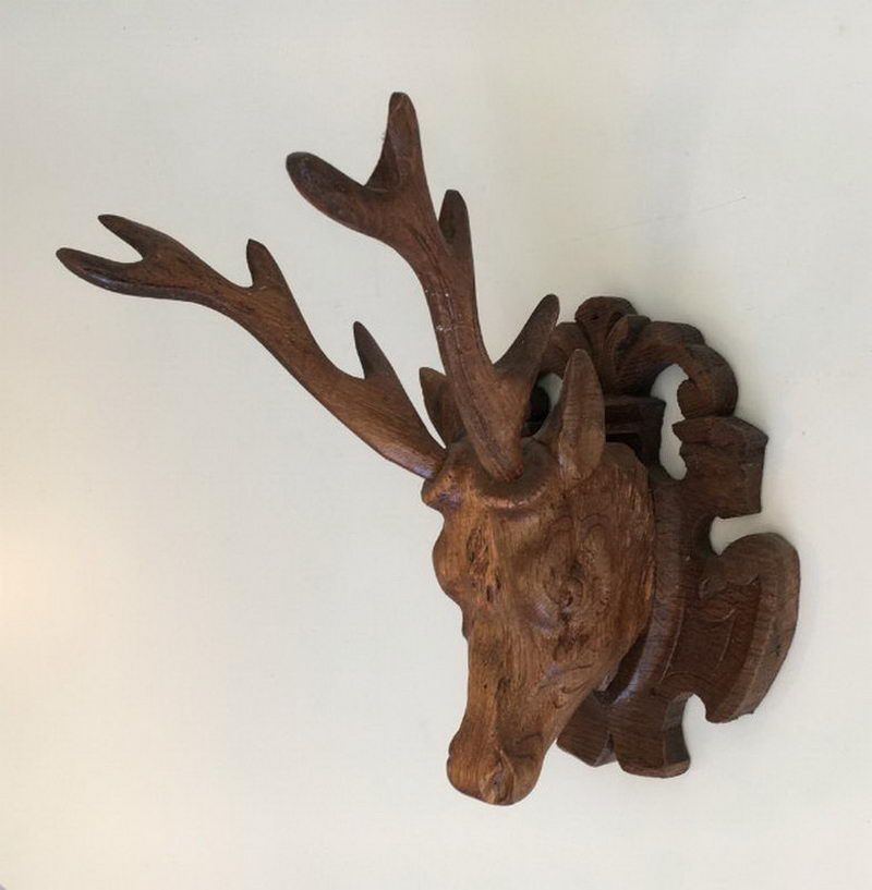 Tête de Cerf en Bois Sculpté. Forêt Noire