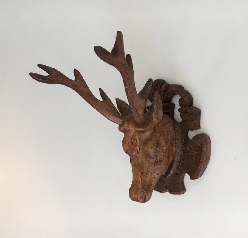 Tête de Cerf en Bois Sculpté. Forêt Noire