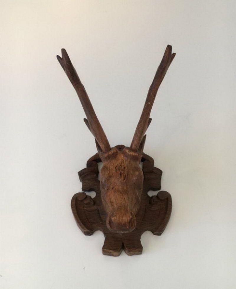 Tête de Cerf en Bois Sculpté. Forêt Noire