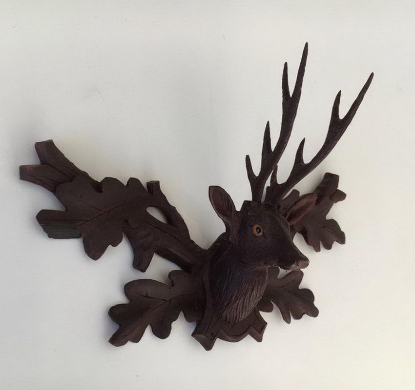 Tête de Cerf en Bois Sculpté. Forêt Noire